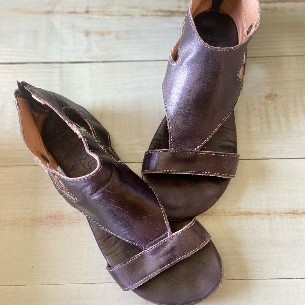 BED STU Soto sandals in black rustic leather.